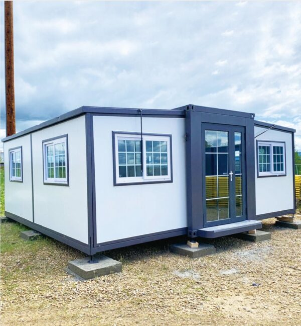 20FT 40FT Expandable Container House 2-3 Bedroom Prefab Modular Steel Home with Double Wing Design for Villa Hotel Glamping